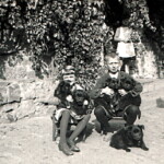 Christa mit Bruder und Welpen